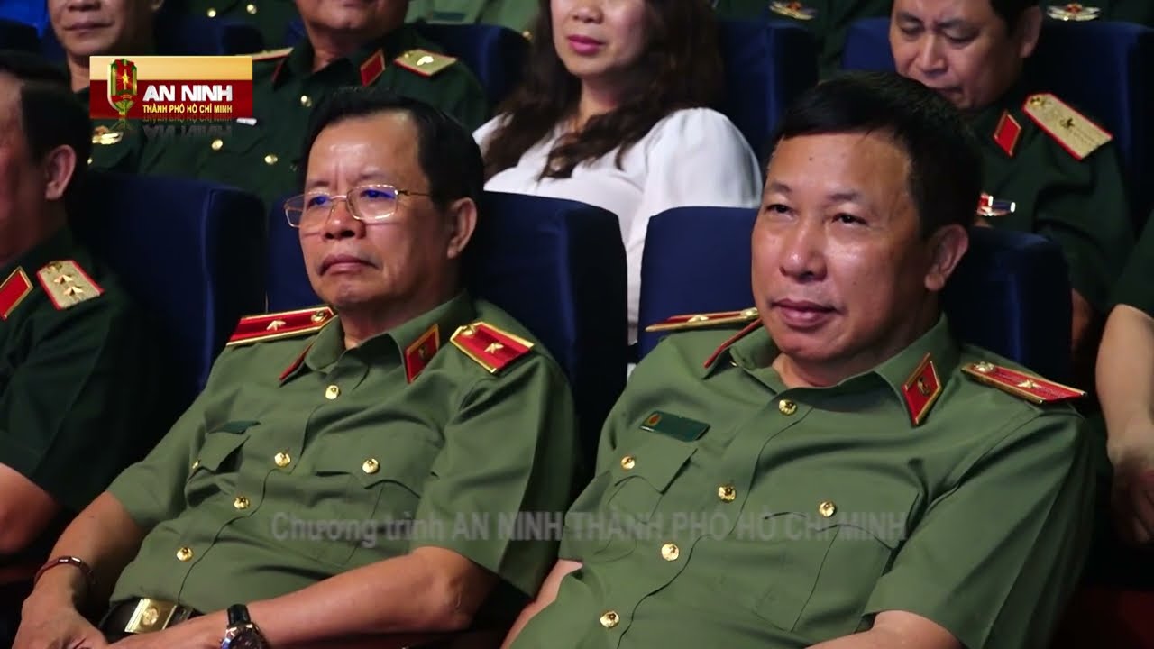 Công an TPHCM trao khen thưởng nóng cho Công an Quận 1 - An ninh TPHCM tuần 16