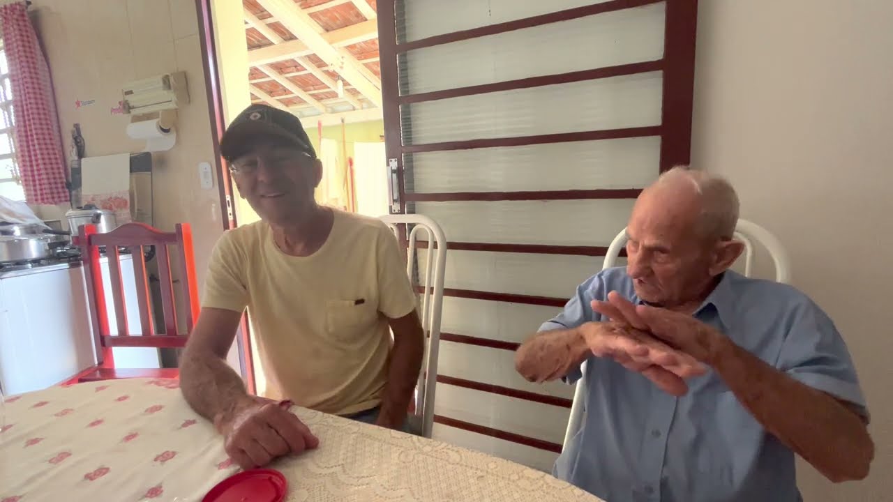 tio Luís Carlos e vovô Anesio na resenha com cachaça 😂😂😂