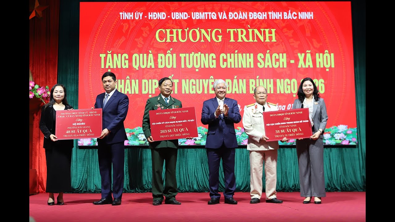 PHÓ CHỦ TỊCH THƯỜNG TRỰC QUỐC HỘI ĐỖ VĂN CHIẾN TẶNG QUÀ GIA ĐÌNH CS, HỘ NGHÈO TẠI PHƯỜNG BẮC GIANG