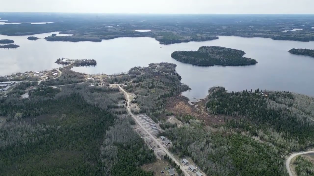 Tour around Pikangikum First Nation