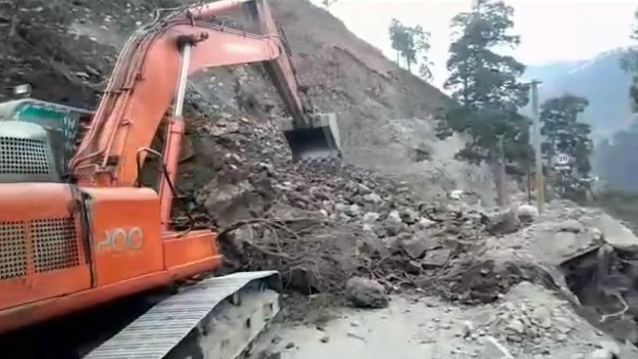 Jammu-Srinagar highway blocked again