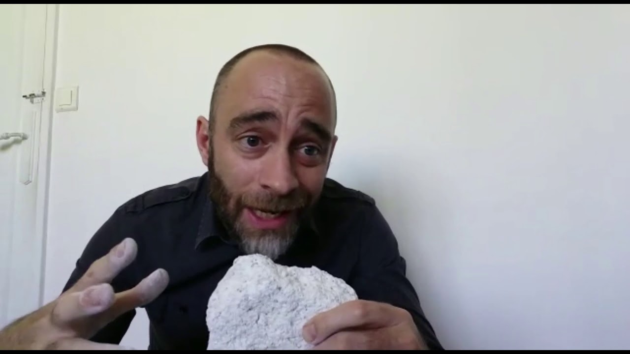 Caillou confiné (24) : un granite breton altéré riche en kaolinite, par Damien Jaujard.