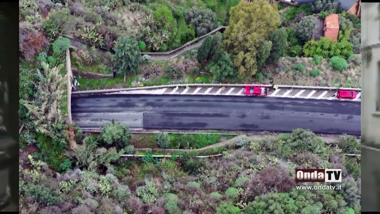 Masso in autostrada, chiusa l'A18. Tragedia sfiorata