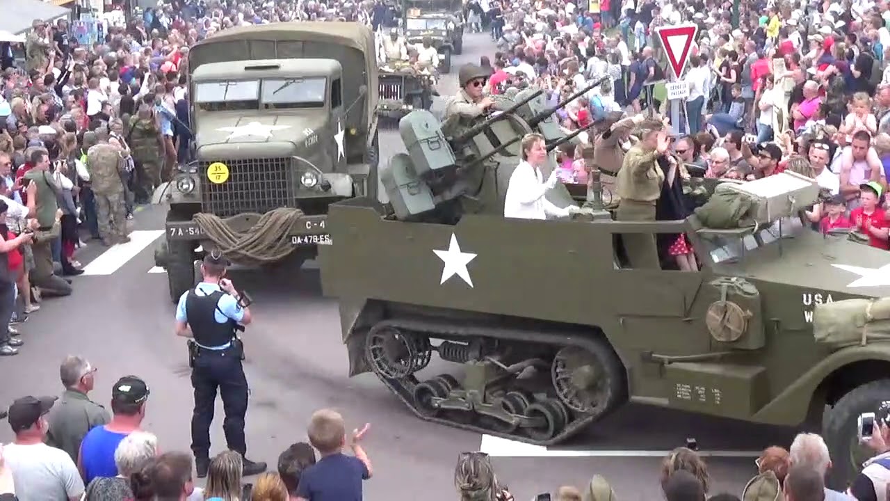 Parade des fanfares américaine et de véhicules militaires d époque a Sainte Mère Eglise.