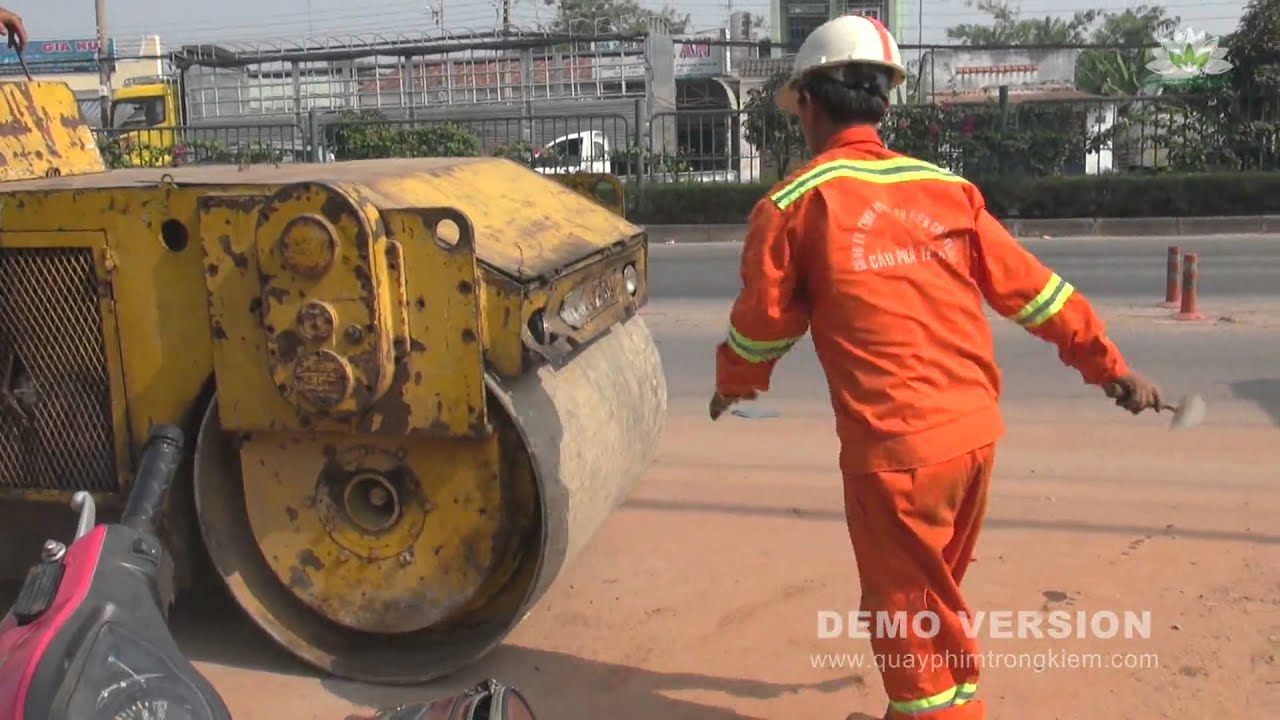 THI CÔNG NHỰA NGUỘI CARBONCOR ASPHALT TRÊN NỀN CẤP PHỐI SỎI ĐỎ