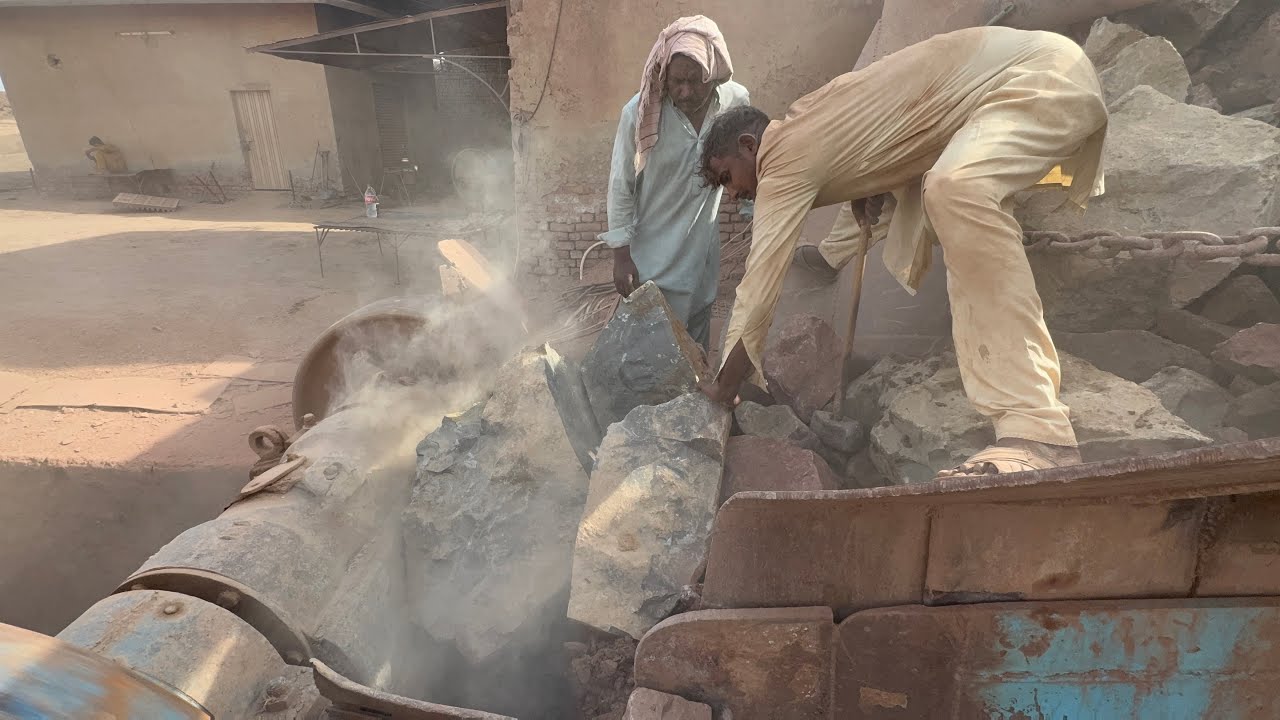 &ldquo;PLAYING WITH GIANT ROCKS: A GIANT IN ACTION - POWERFUL CRUSHING PROCESS!&rdquo; 