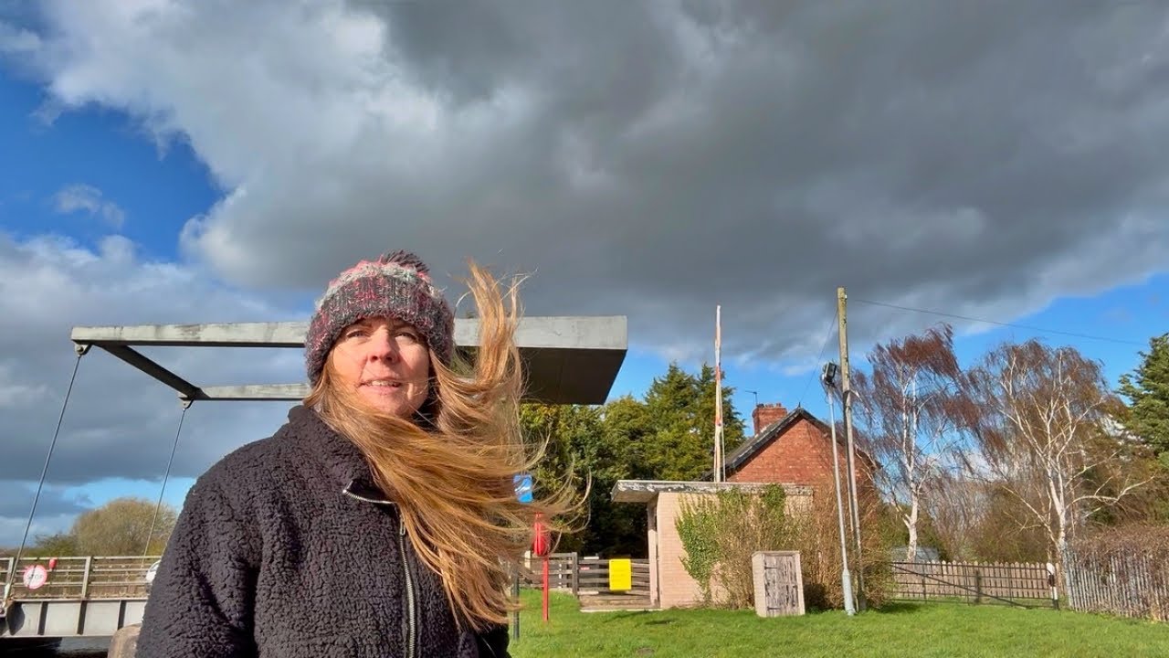Taking On the Longest Straightest Stretch of UK Canal in High Winds! #233