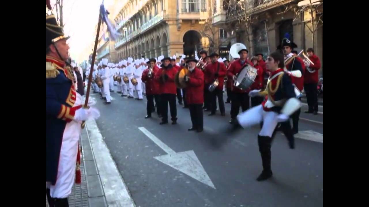 Tamborrada de San Sebastián. El tambor Mayor de Gizartea dirige a la Peña Anastasio.