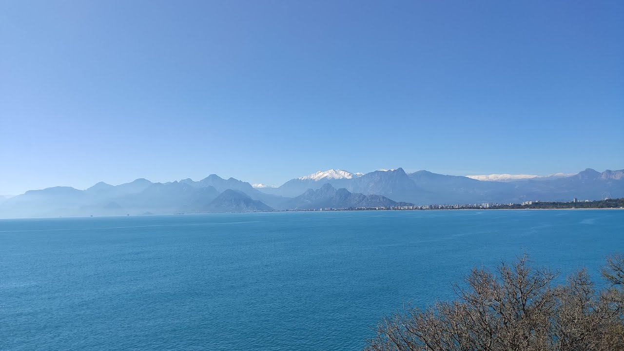 Antalya, 4 Şubat 2026. A walk along the seashore from the Hadrian's Gates through the parks