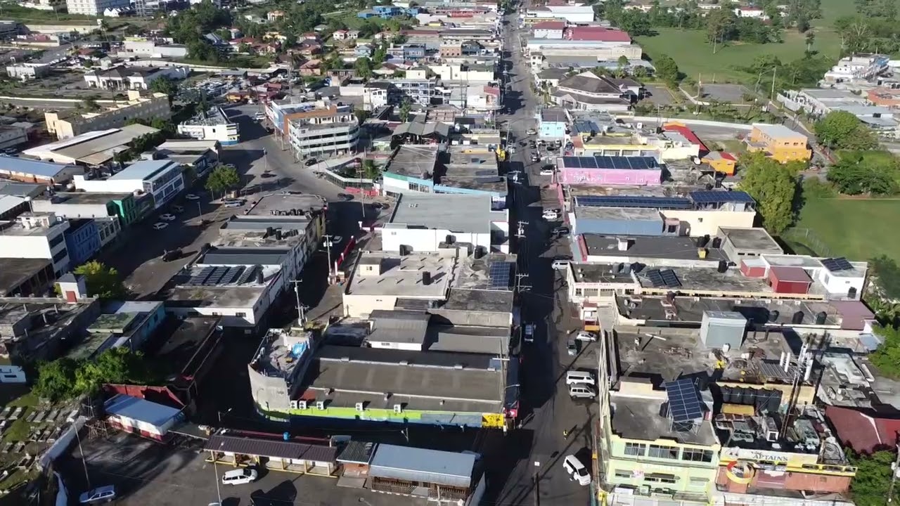 Вид сверху на город Мандевиль, Манчестер, Ямайка.