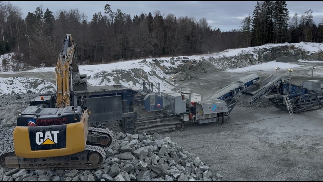 Jonsson L120 mobile jaw crusher (metso Nordberg) cat352f,cat980xe & volvo180H. quarry action!