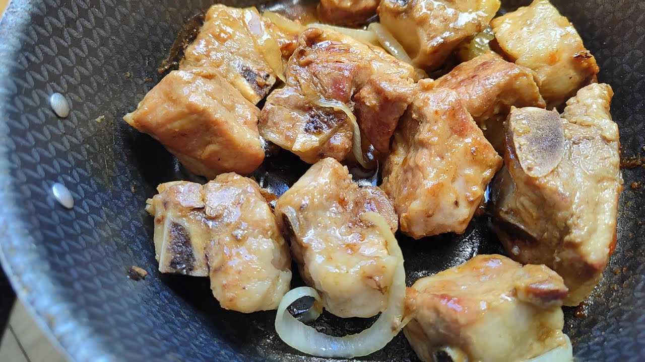 Almoço caseiro com costelinha de porco acebolado 😋😋😋