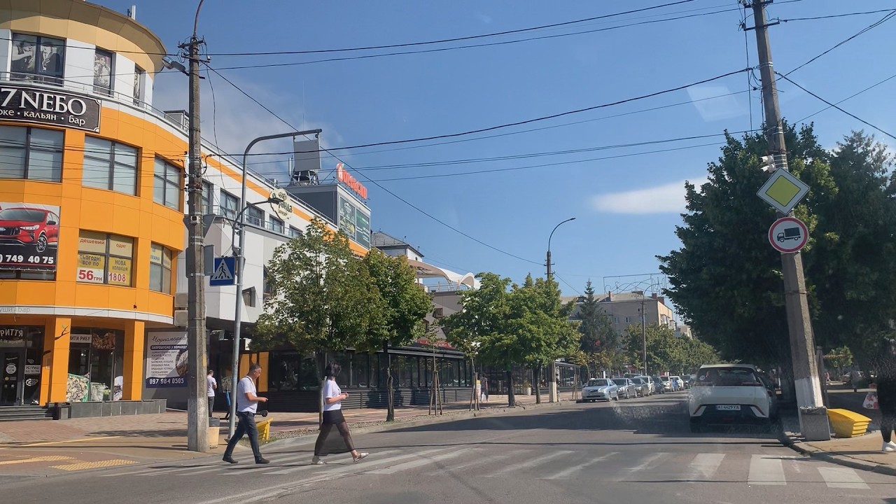 Що він робить? Рахує полоски...