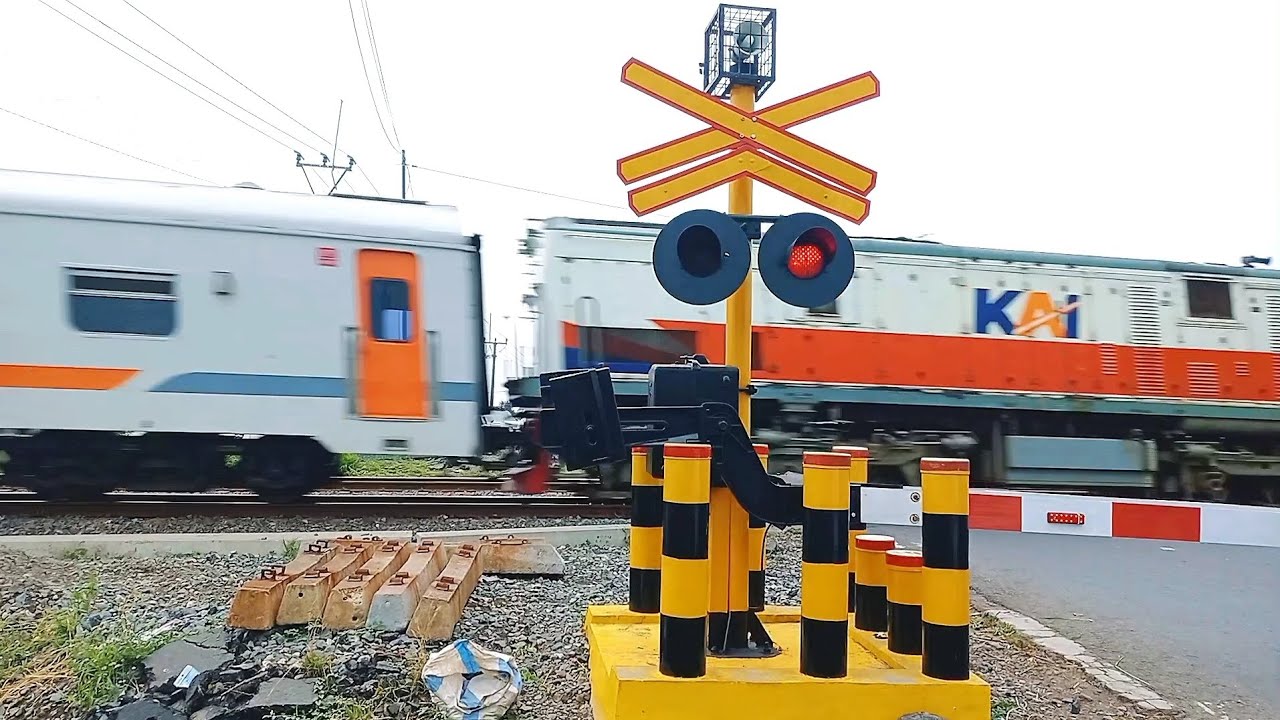 Kompilasi Kereta Api melintas cepat || Railway Crossings || Kompilasi Perlintasan Kereta Api