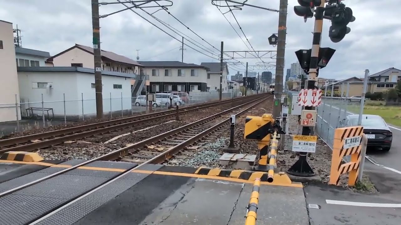 東海道本線 普通列車興津行き 藤枝駅ｰ西焼津駅間の踏切り