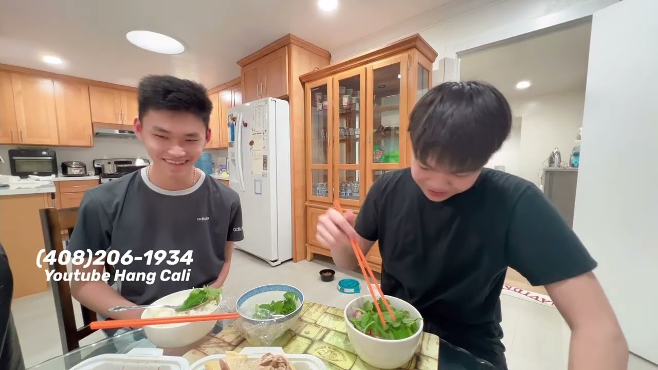 HUY VÀ ĐÔ CHÚC TẾT ÔNG BÀ CÔ CHÚ THẬT DỄ THƯƠNG.