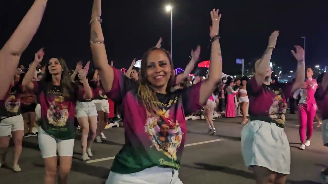 Dascuia no seu mini desfile na beira mar do continente. Carnaval 2026