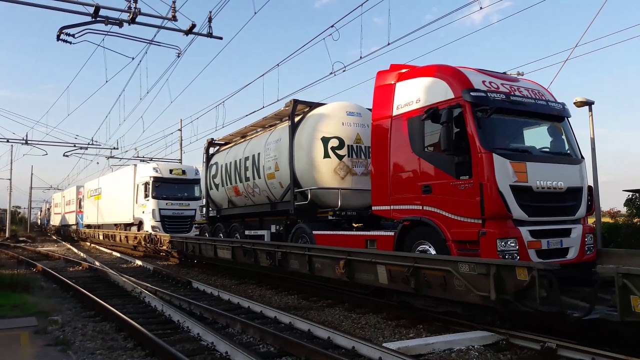Traffico ferroviario nella stazione di Vignale NO