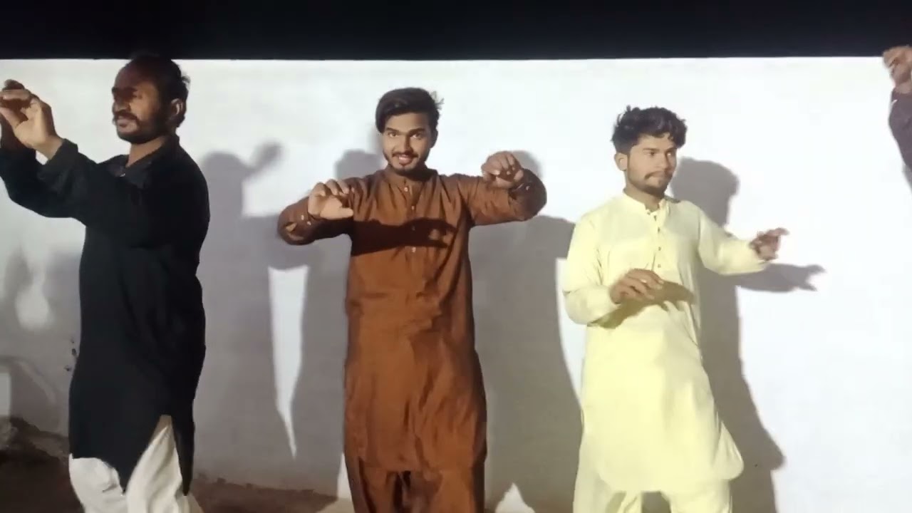 Aap logon ne batana hai ki is jhumar mein kaun sa gana hai