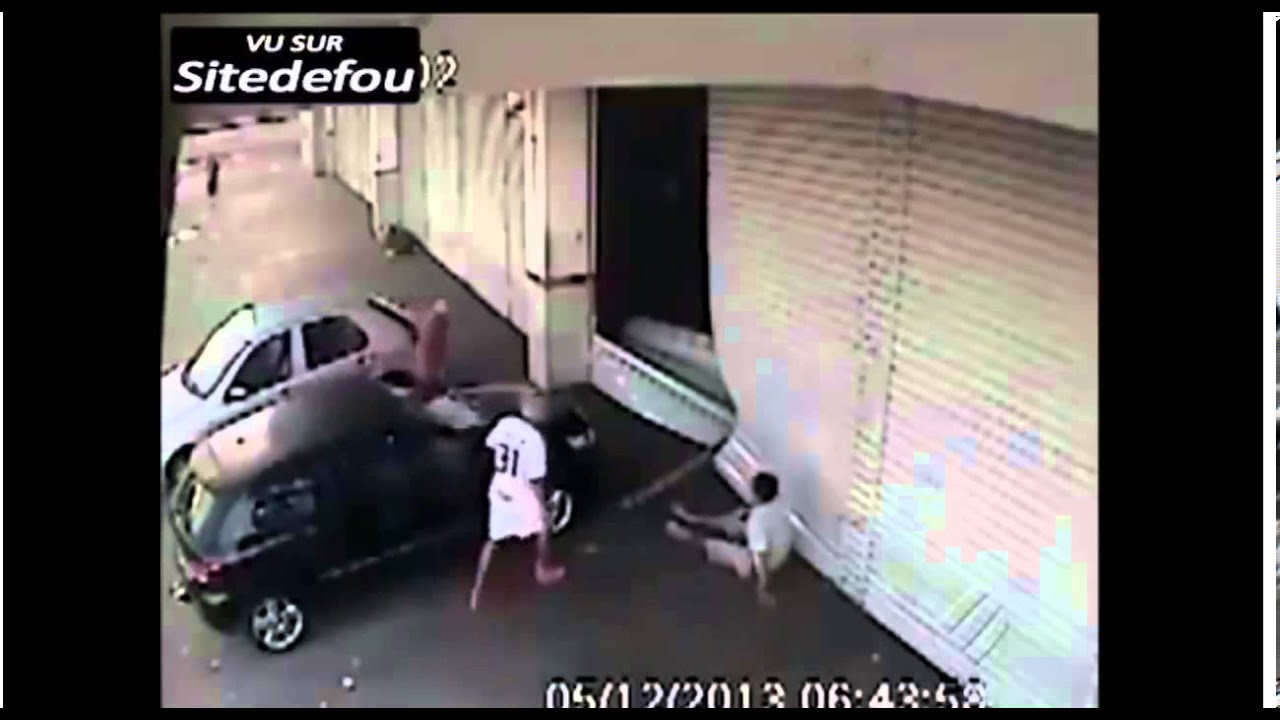 il aide une voiture est se fait &eacute;craser