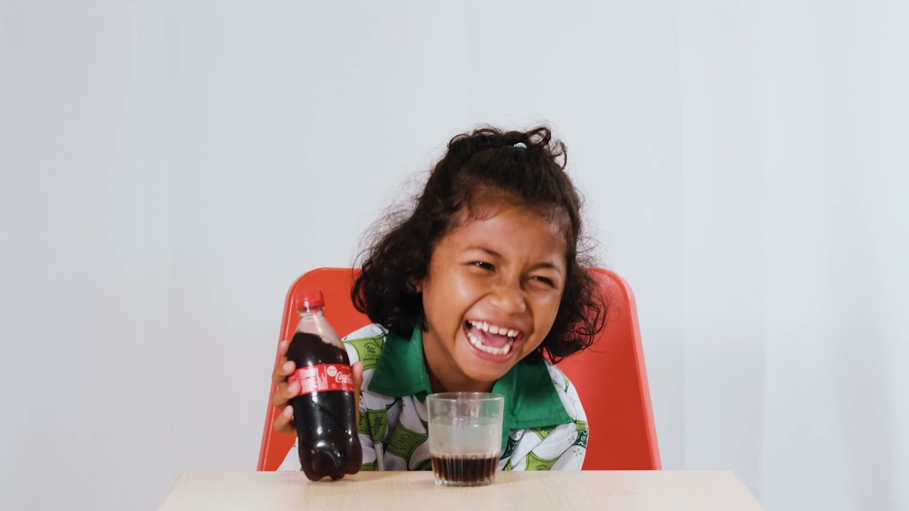 Anak Indonesia Mencoba Minuman Soda