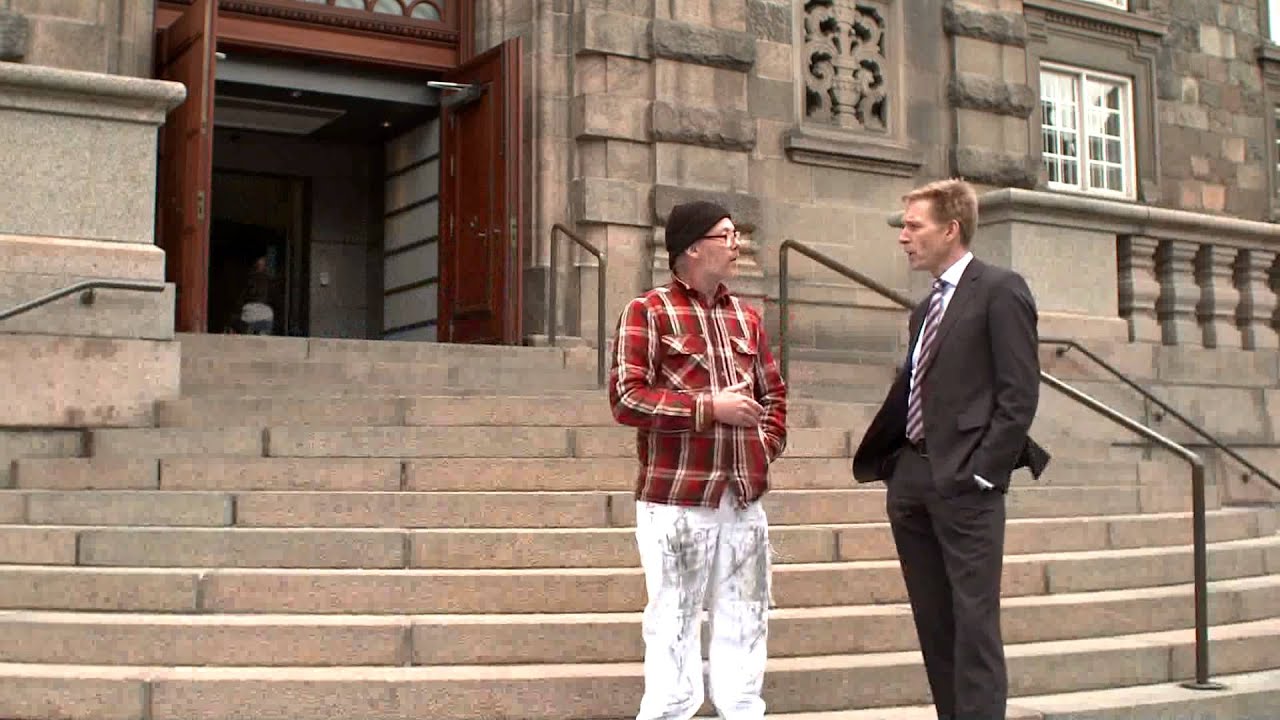 Rygeren får sig en snak foran Christiansborg - Europamestrene DR Satire