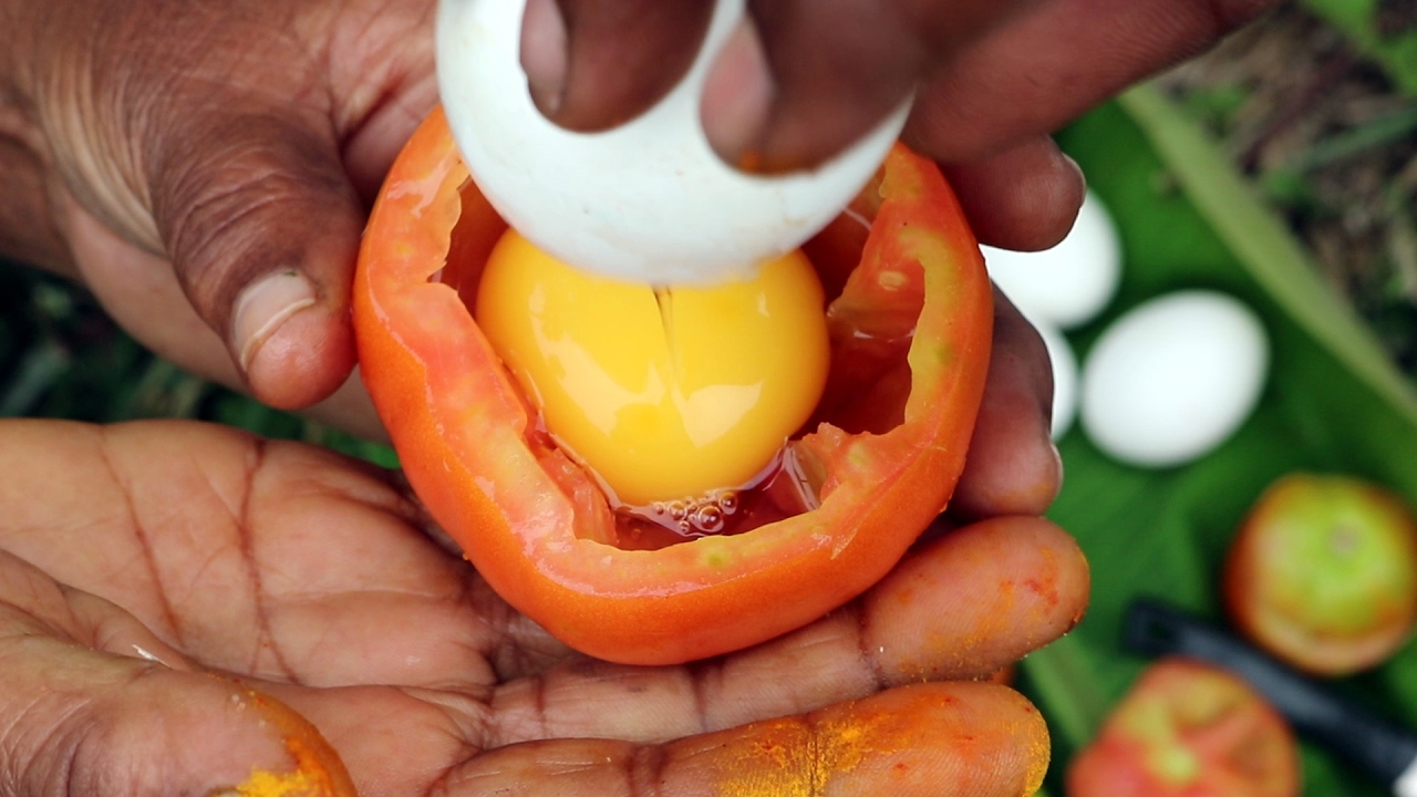 Egg Omelette In Tomato || Tomato Rare Recipe || Special Egg Recipe By my Grandmother