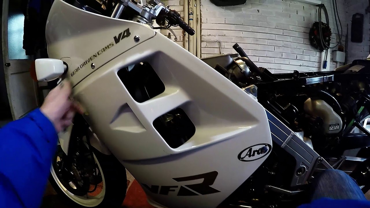 VFR 750FH Carburettor removal.