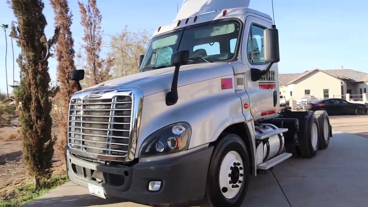 I bought a new truck - Freightliner Cascadia Day Cab Review
