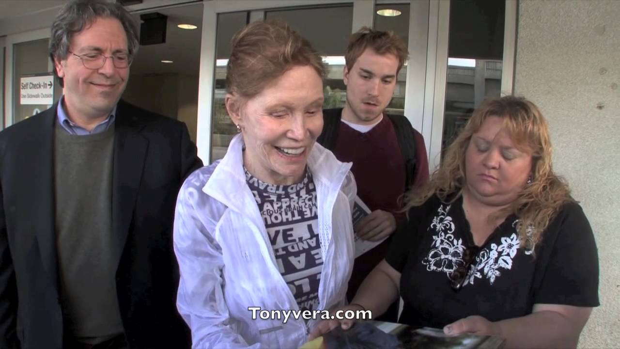RIP   mary tyler moore Walking and looking  good for her fans