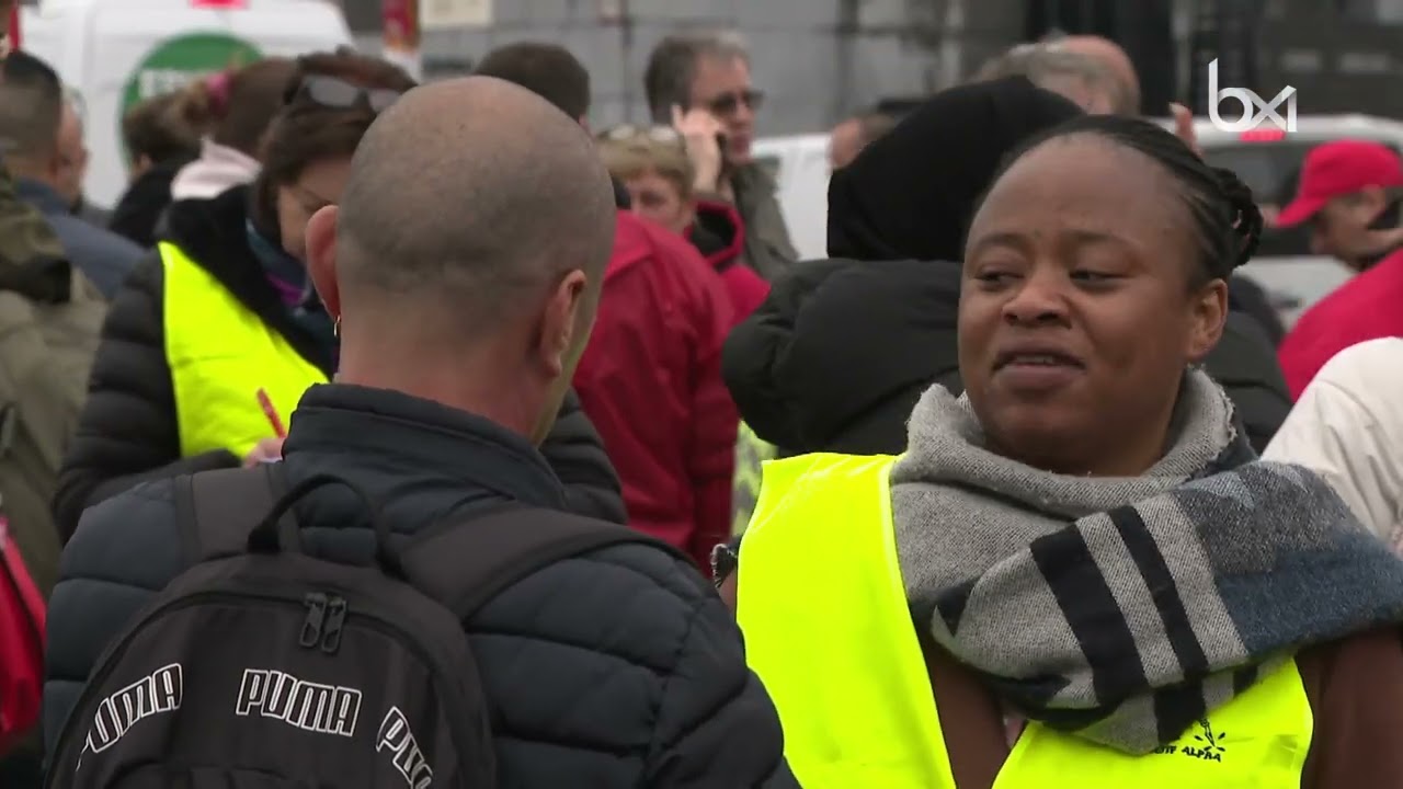 “À bas l’Arizona” : les CPAS manifestent dans le centre de Bruxelles contre la réforme du chômage