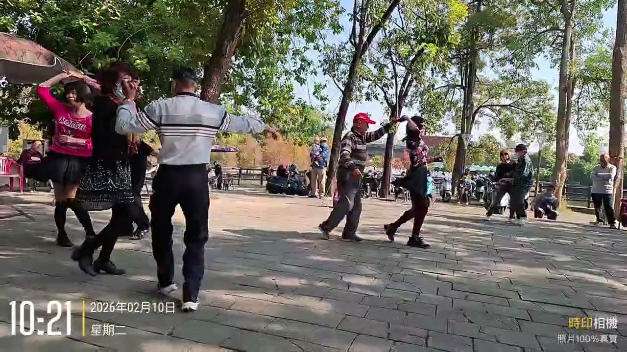 金獅湖廣場 小姐唱歌跳舞