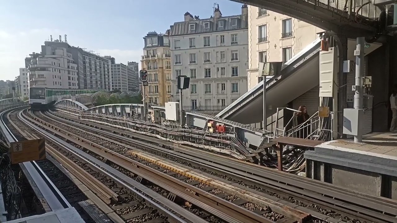 Metro Paris MP-73 saliendo de Dupleix , l&iacute;nea 6