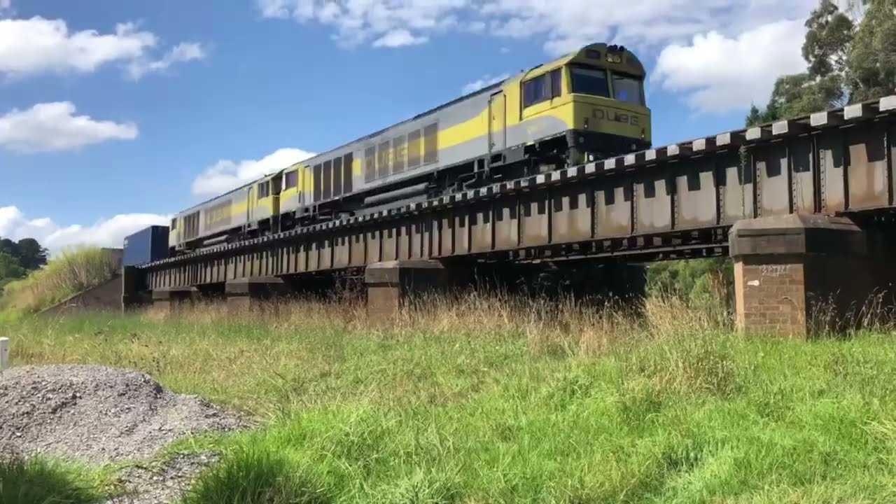 Qube QBX class trains at Burradoo