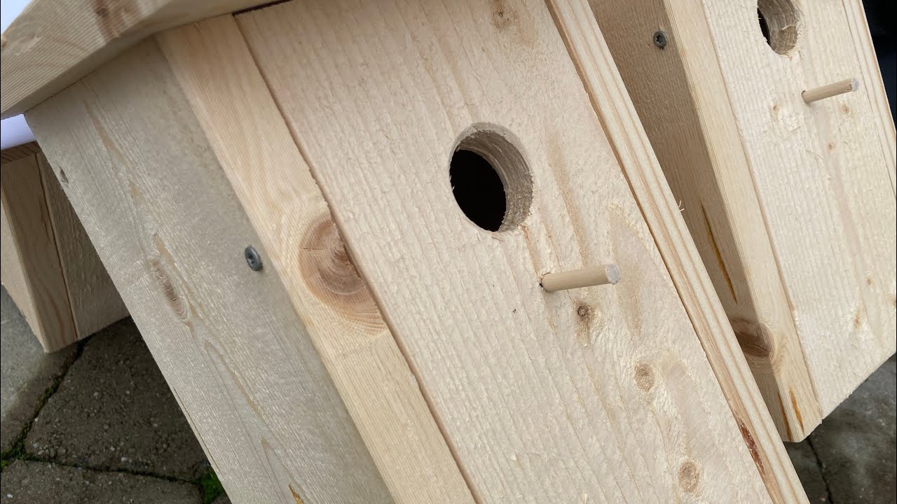 Fågelholkar i bra kvalitet. Med eller utan sittpinne. Ämnade för mesfåglar.