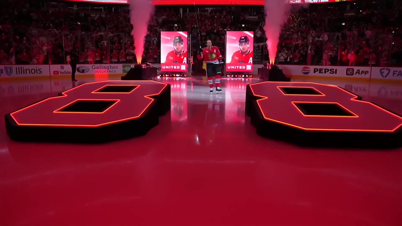 Standing ovation for Patrick Kane in return to Chicago!