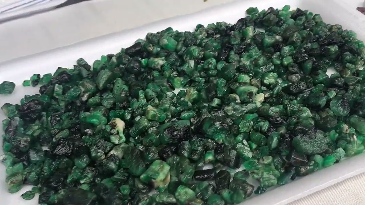 Feita de pedras preciosas em Teófilo Otoni MG