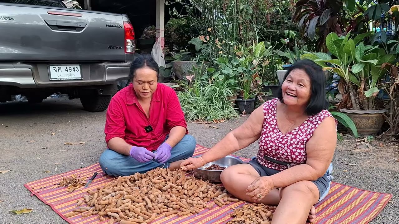 พี่โยแม่รีพากันมานั่งแกะมะขามให้น้องหนิงเอาไปขายที่โรงงานหารายได้เสริม