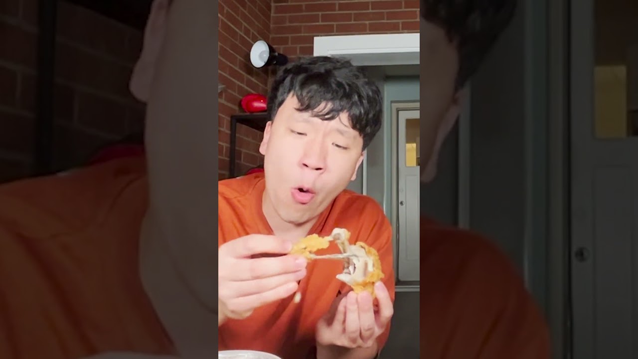 Пробуем корейскую курицу барбекю Jollibee x Katseye #jollibee #katseye #friedchicken #eating #muk...