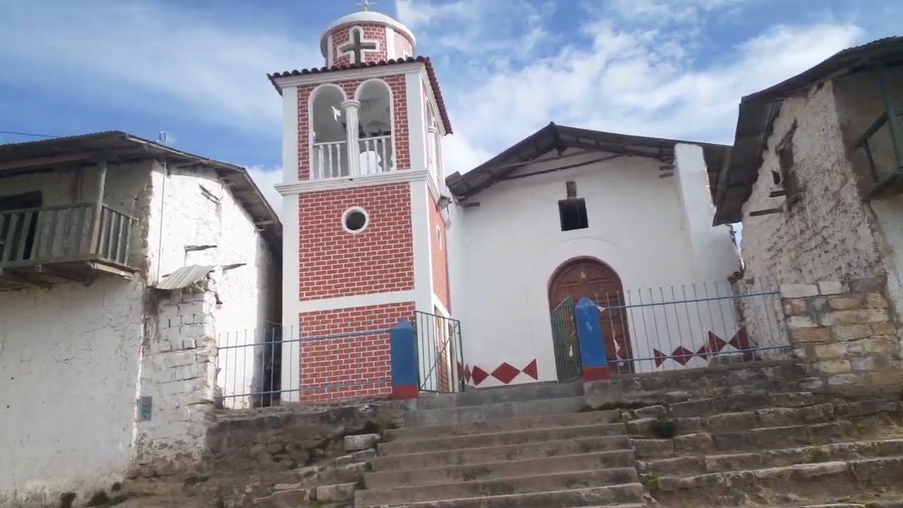 Por la Plaza de Anexo de Pinahua ( Parinacochas - Ayacucho)