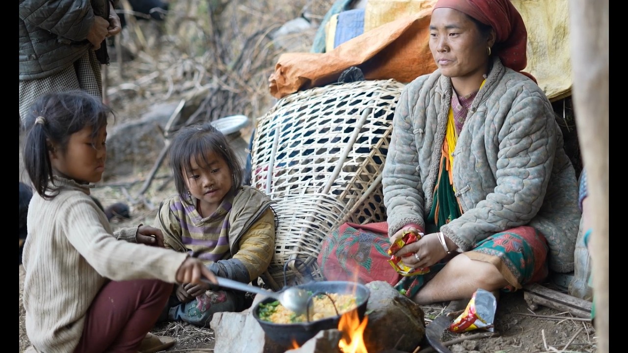 Cooking and eating noodles in a barn in the village ll Rural village life