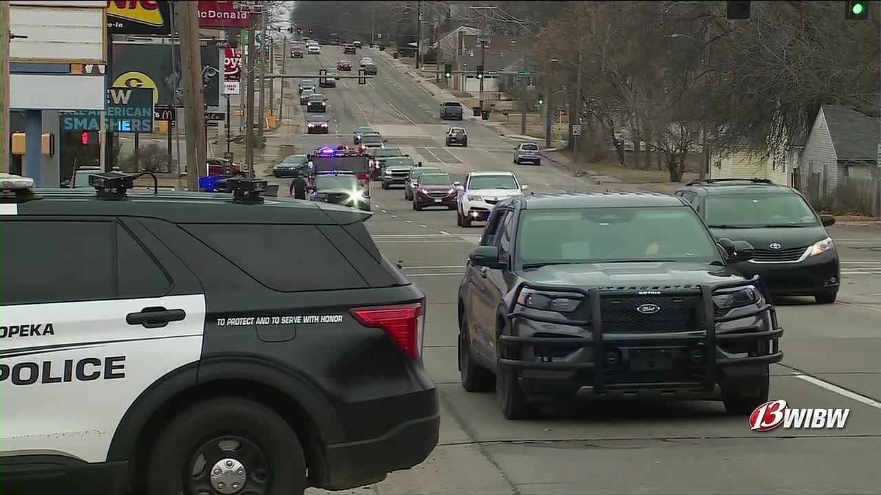 Police apprehend knife-wielding man early Tuesday in west Topeka