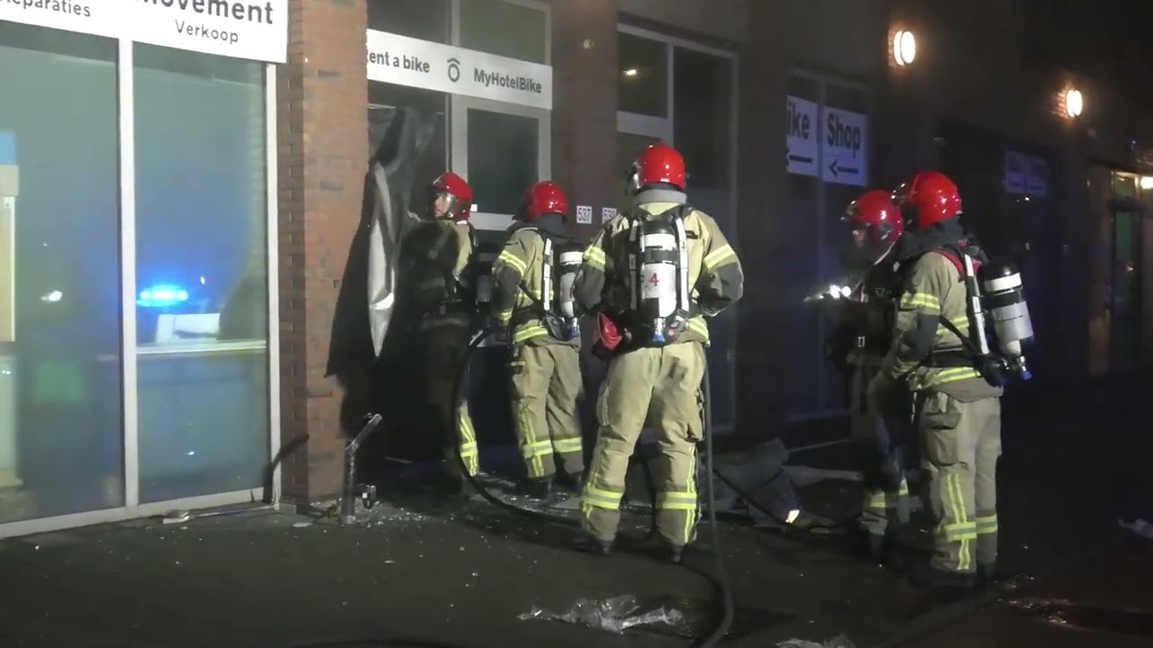 [Brandweer Pieter Beukt Raam eruit] Na Brandmelding aan de Jan Tooropstraat in Amsterdam West