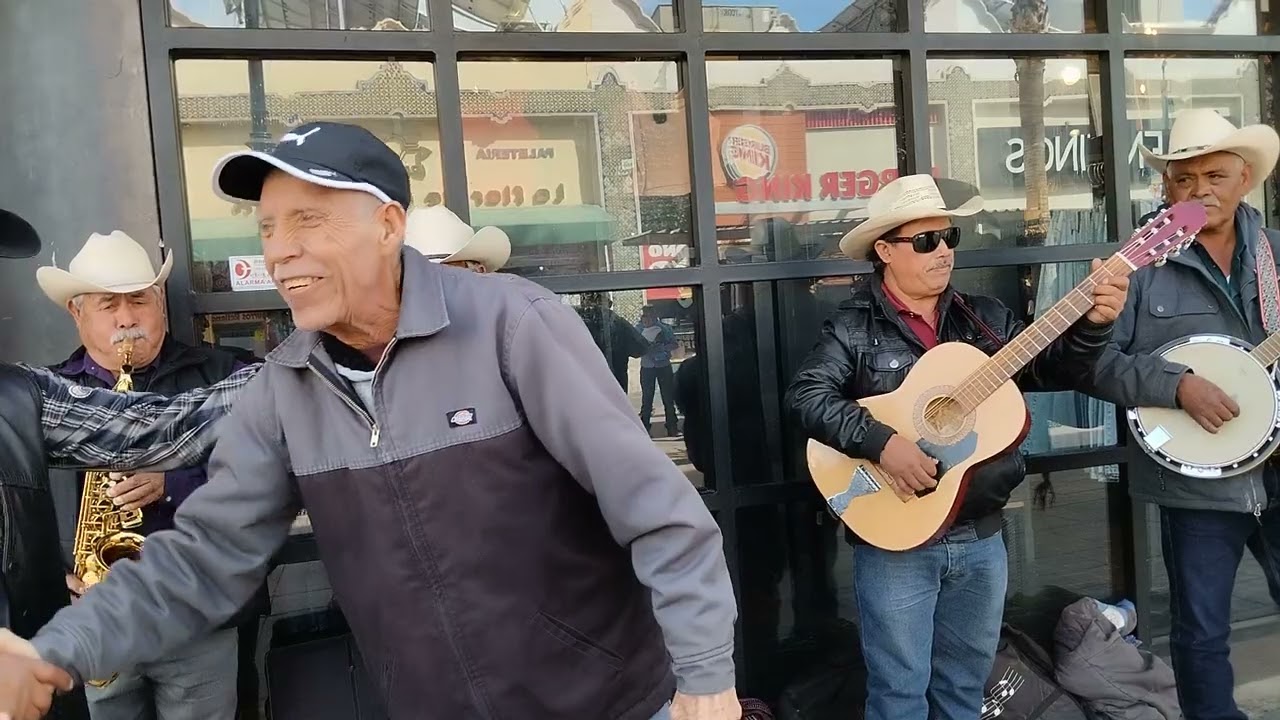 tremenda voz de Juan Cortez cantando ojitos negros suscríbanse ami canal para mas videos