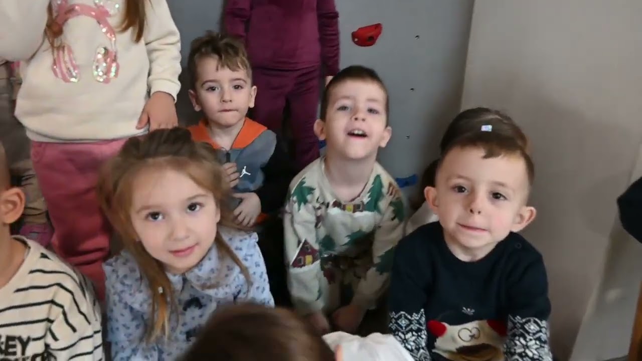 16.12.2025 Gradinka Vinozito  teatar Dedo Mraz Pamda i beloto mece