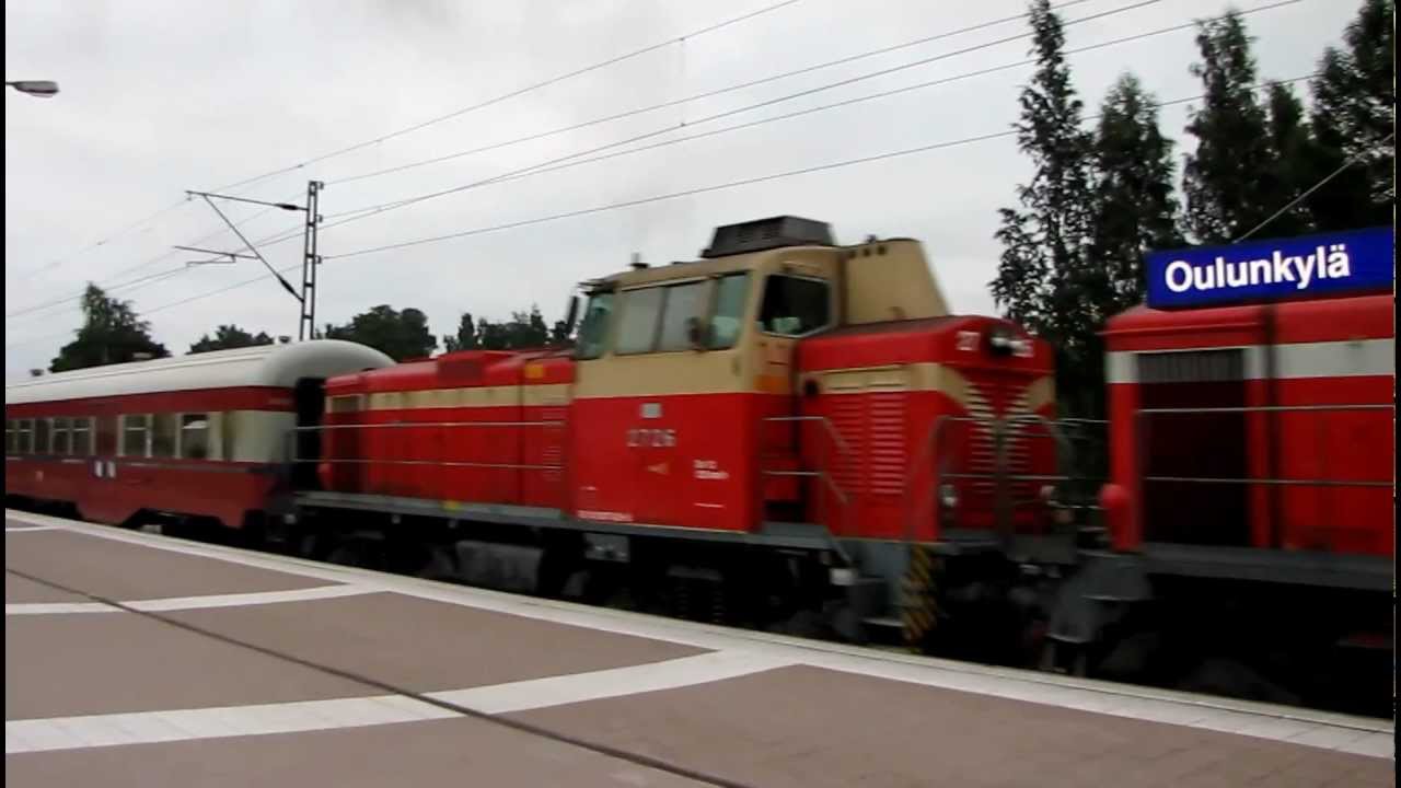 Dv12-pulled commuter train arrives and leaves from Oulunkylä station
