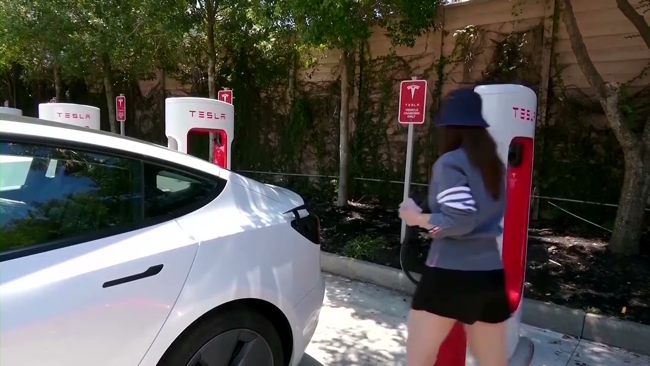 Пока Маск делает ставку на новые технологии, автомобильный бизнес Tesla буксует