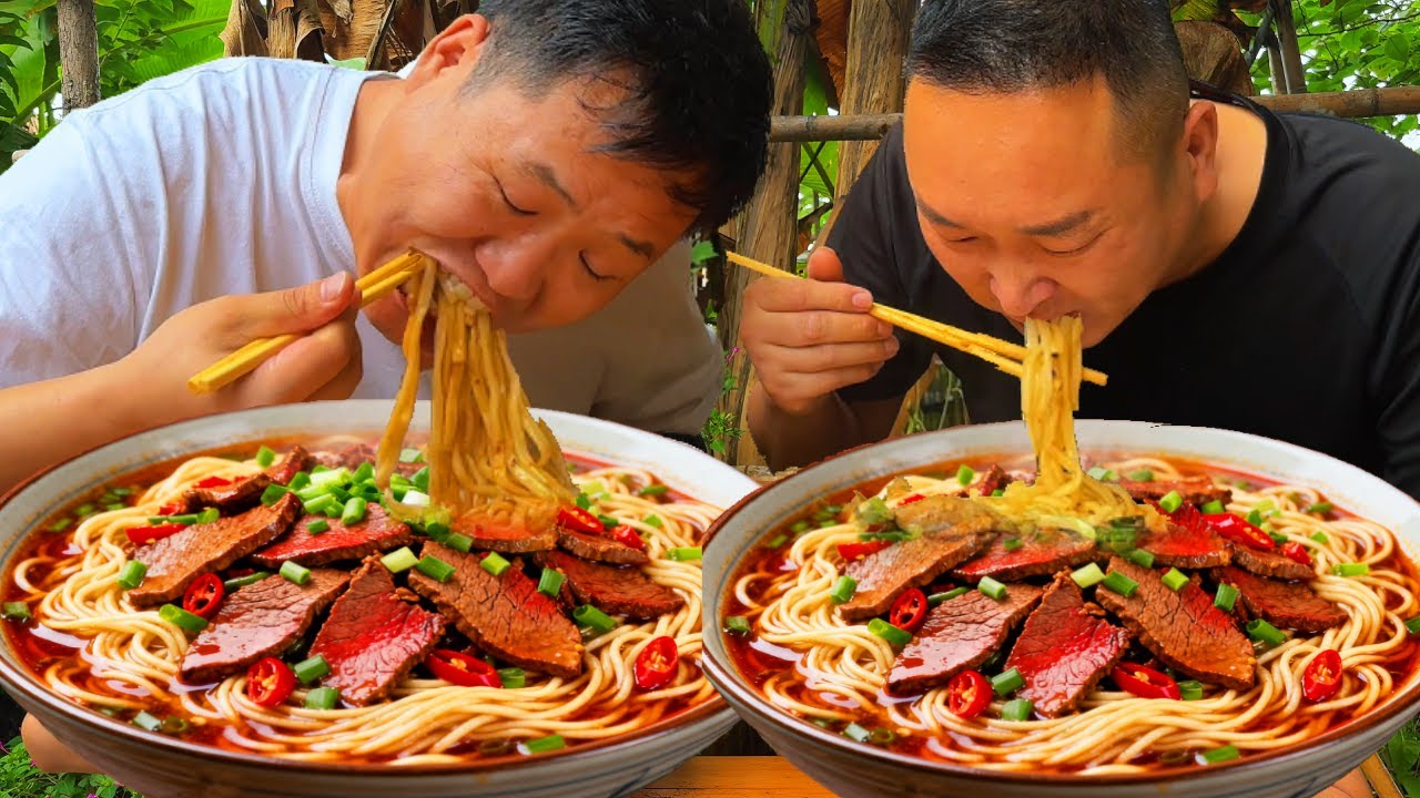 3斤豬肝，二弟做“爆炒豬肝麵”，勁道爽滑大口吸著吃過癮【鐵鍋視頻】