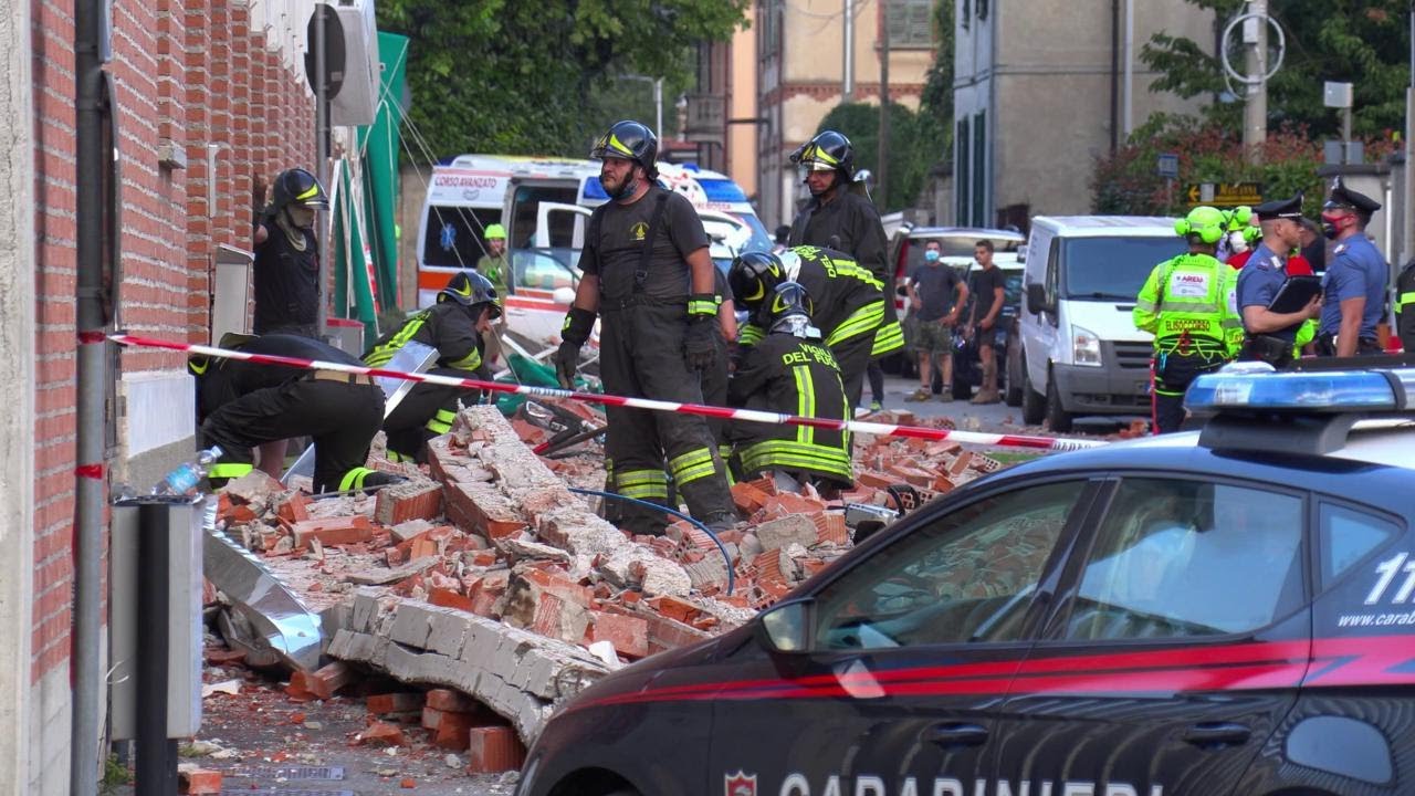 Crollo tetto ad Albizzate (Varese), morti madre e due figli: le immagini delle macerie