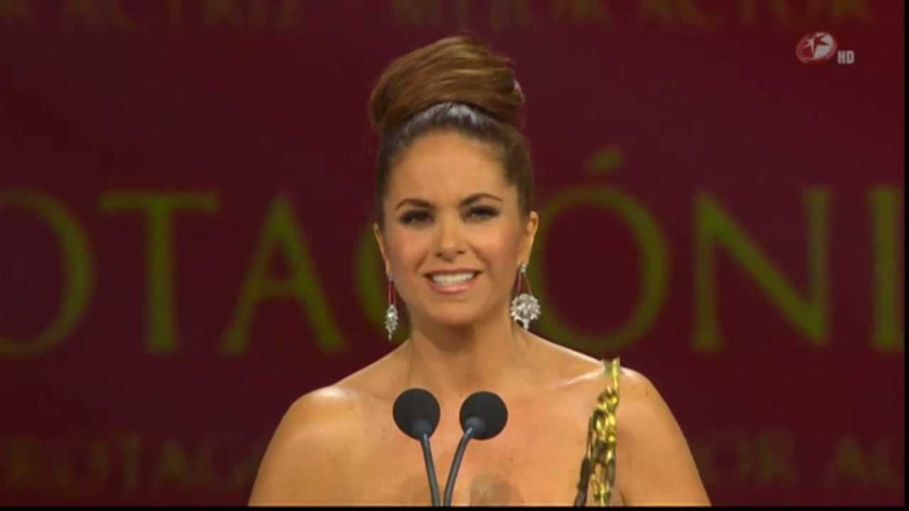 Reconocimiento a Lucero por trayectoria (Premios Tv y Novelas 2013)